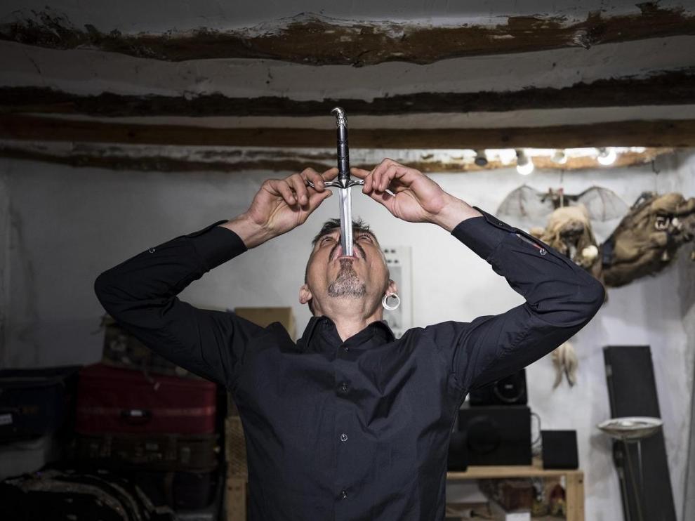 Jaime Oms, en su casa de Paracuellos de la Ribera, practicando la técnica del tragasables.