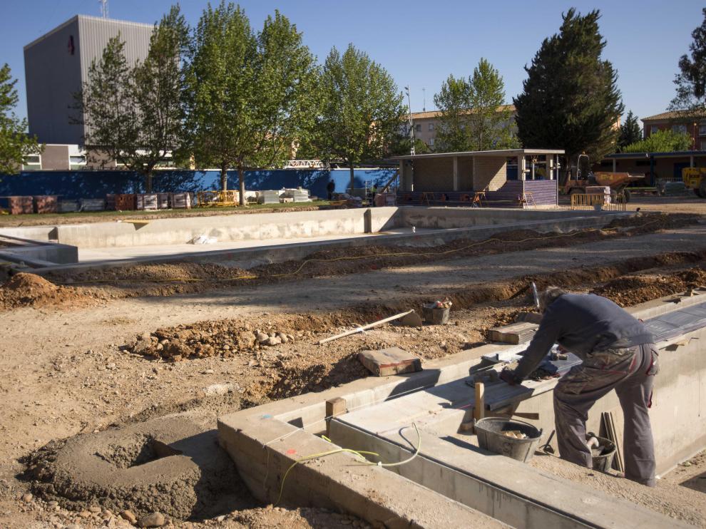 Obras de reforma integral del centro deportivo municipal de Casetas, que estarán listas en julio.