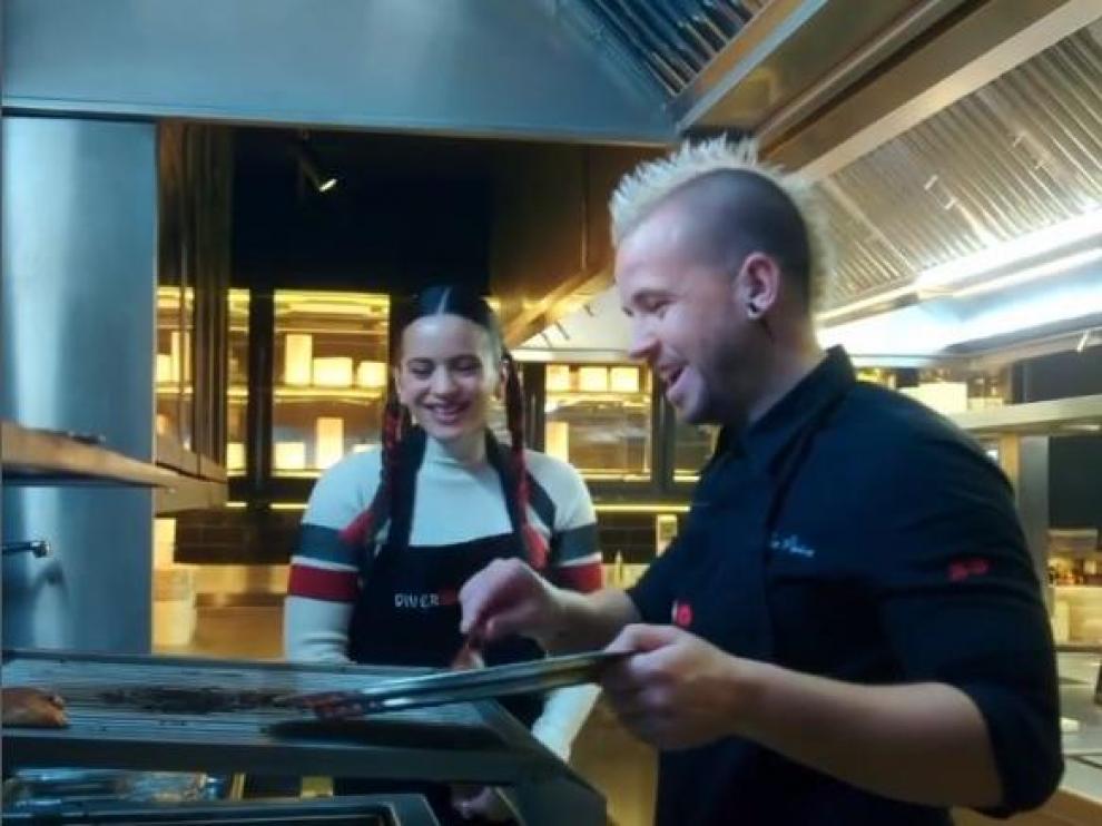 Dabiz Muñoz y Rosalía, en un momento del vídeo subido a Instagram por el cocinero.