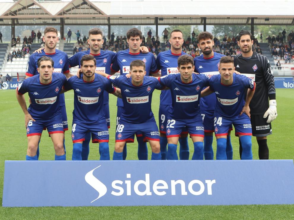 Formación inicial del Amorebieta en su último partido en Lezama, en el que superó al Fuenlabrada.