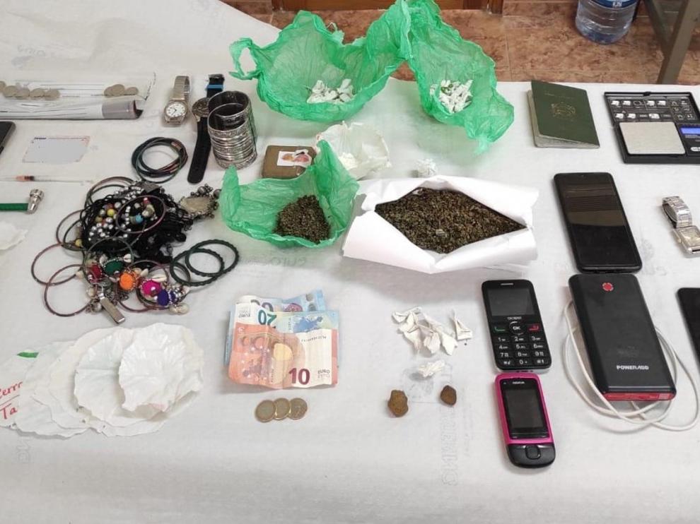 Durante los registros se encontraron 55 gramos de cocaína, 76 de hachís, más de 100 de marihuana, 9 de metanfetamina, una báscula de precisión y 5 teléfonos móviles.