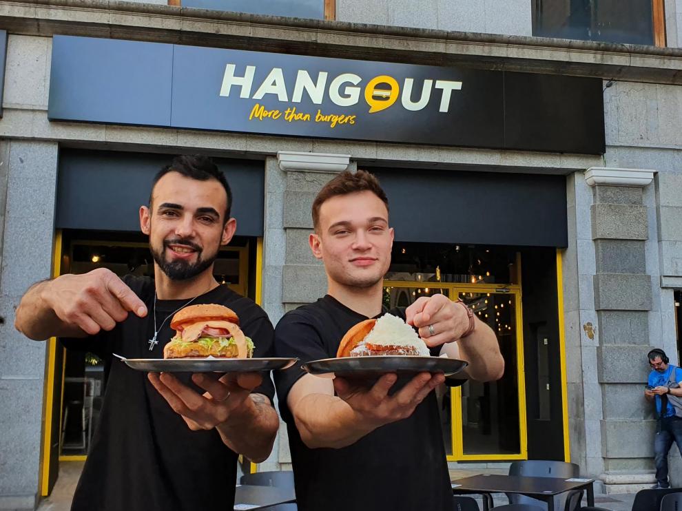 Los hermanos Caio e Igor Machado, en su nuevo local de plaza de España, en Zaragoza.