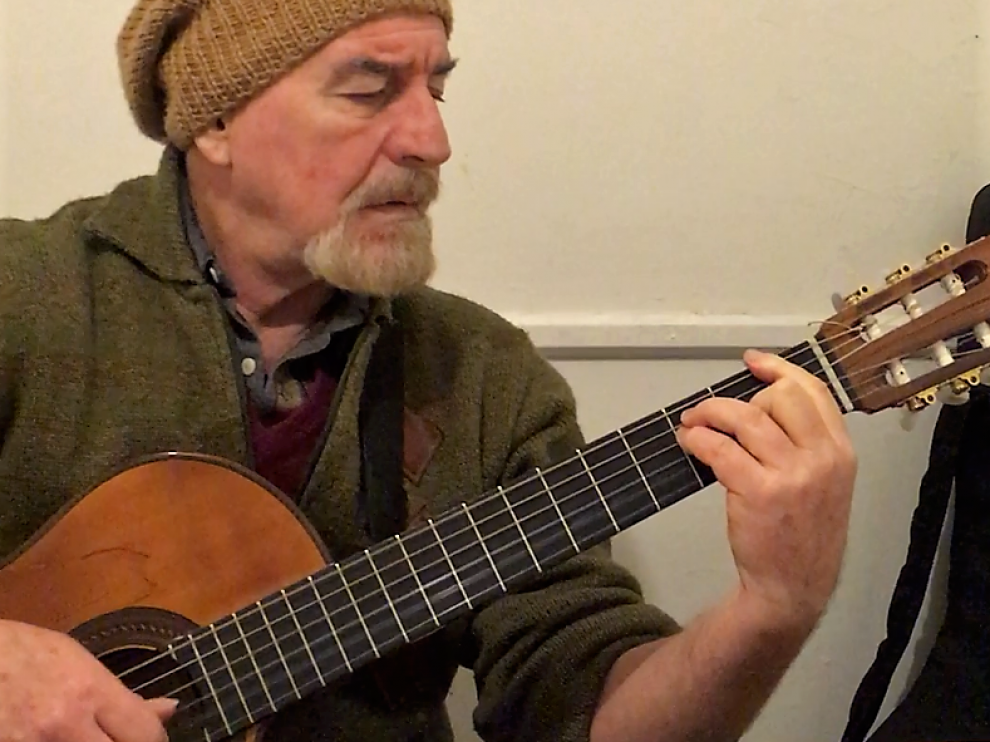 Ica Novo toca la guitarra en su casa de Cosquín, en 2018.
