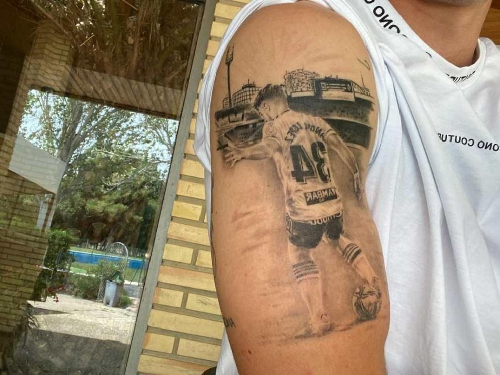 El tatuaje de Ángel López para no olvidar su debut en La Romareda.