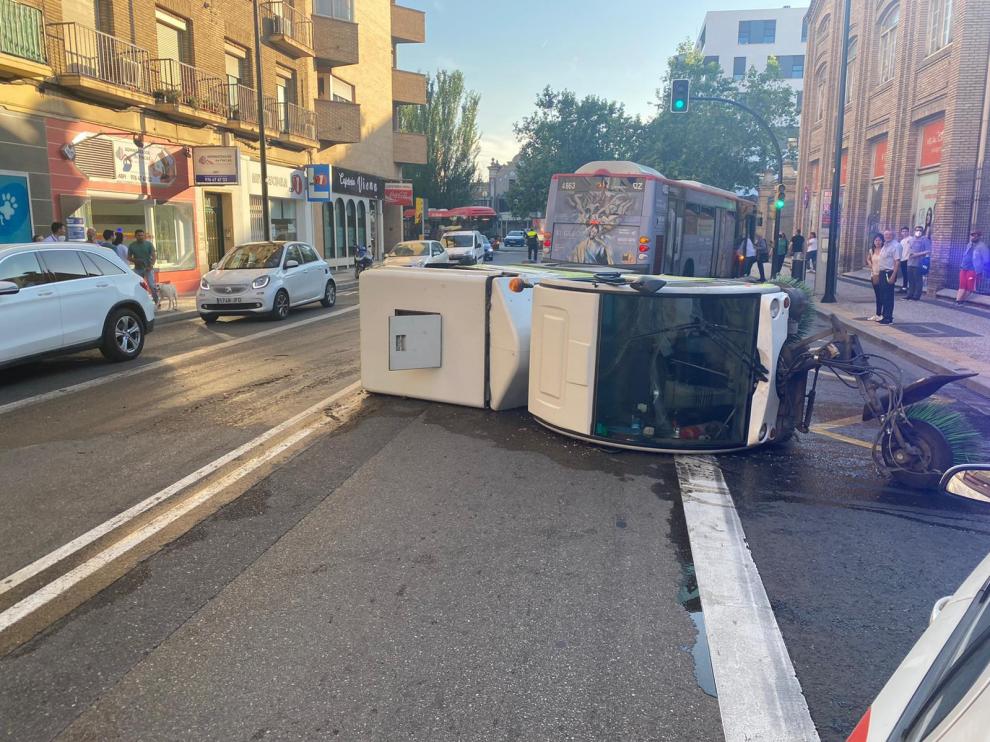 Una barredora vuelca en Zaragoza.