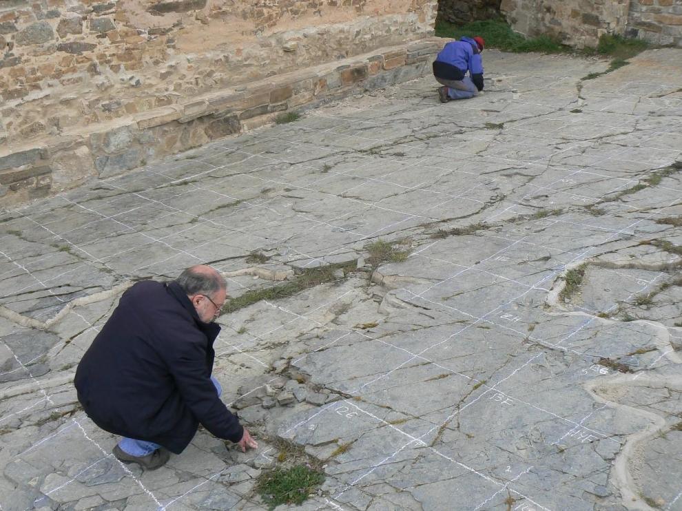 Dos de los autores del trabajo documentando un yacimiento de icnitas de dinosaurio en Bretún, localidad de comarca de Tierral Altas de Soria donde se encontraron las icnitas de Crocodylopodus.