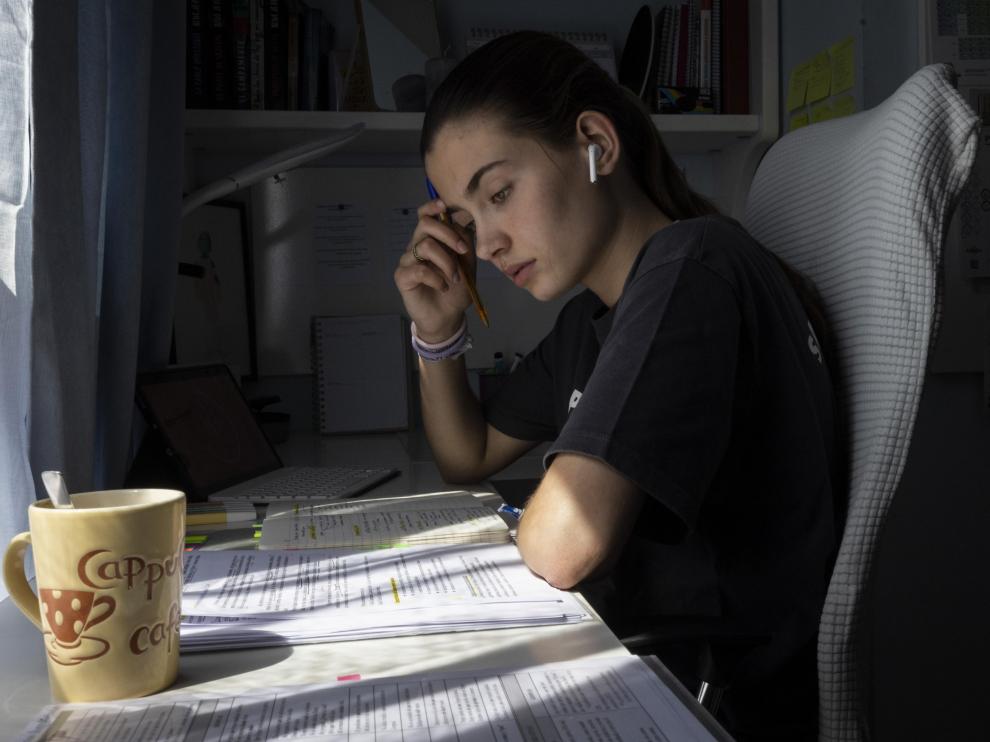 La joven Cecilia Duch García-Lechuz, de 17 años, estudia para los exámenes finales de Segundo de Bachillerato, este martes en su casa en Zaragoza.