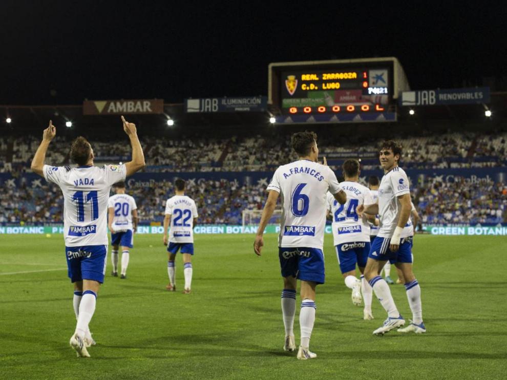 Los futbolistas del Real Zaragoza retornan a su campo tras marcar el 1-0 decisivo en el minuto 74.