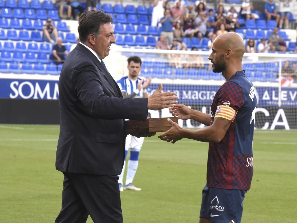 Manolo Torres entrega un obsequio a Mikel Rico en el homenaje que la SD Huesca le brindó en la victoria ante la Real Sociedad B.