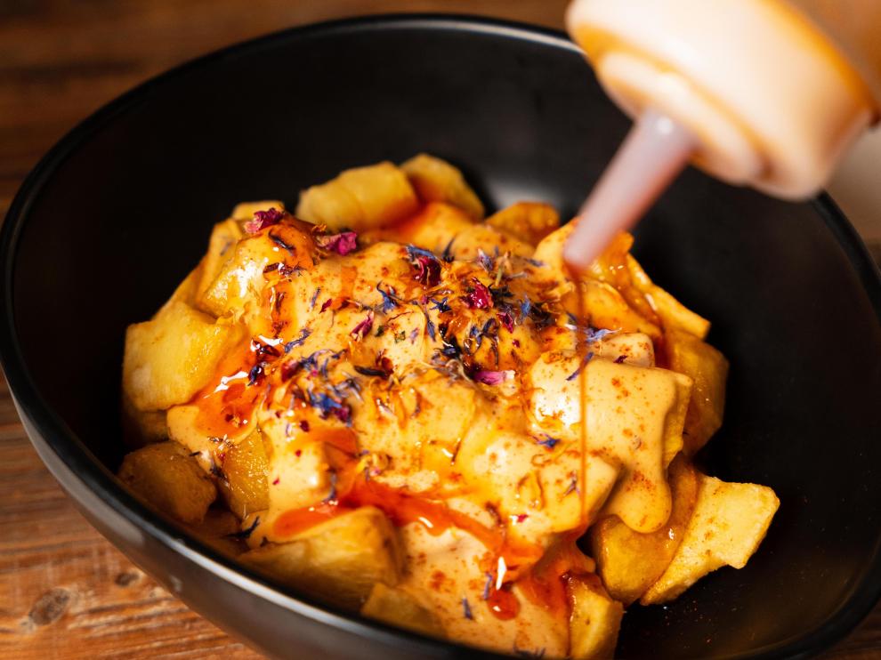 En Marengo han añadido pétalos de rosas a las patatas bravas.