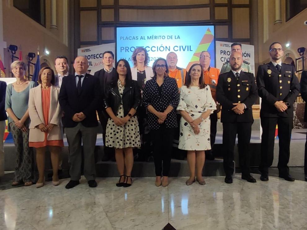 La consejera de Presidencia, Mayte Pérez, junto a las autoridades y los premiados de Protección Civil.