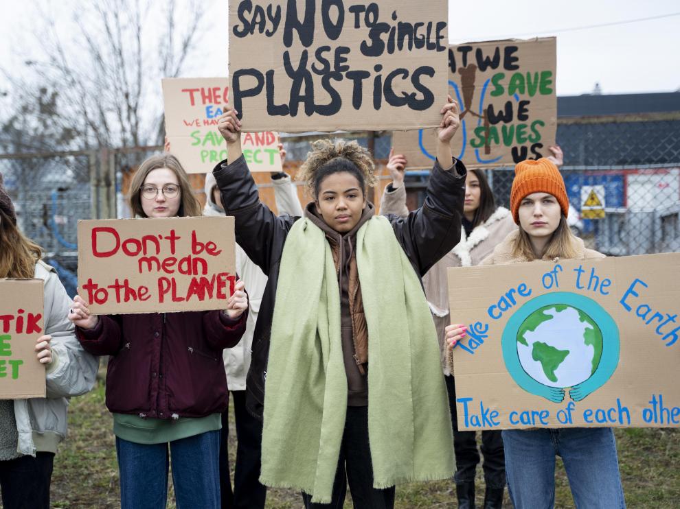 Un grupo de niñas concienciadas sobre la necesidad de cuidar del planeta.