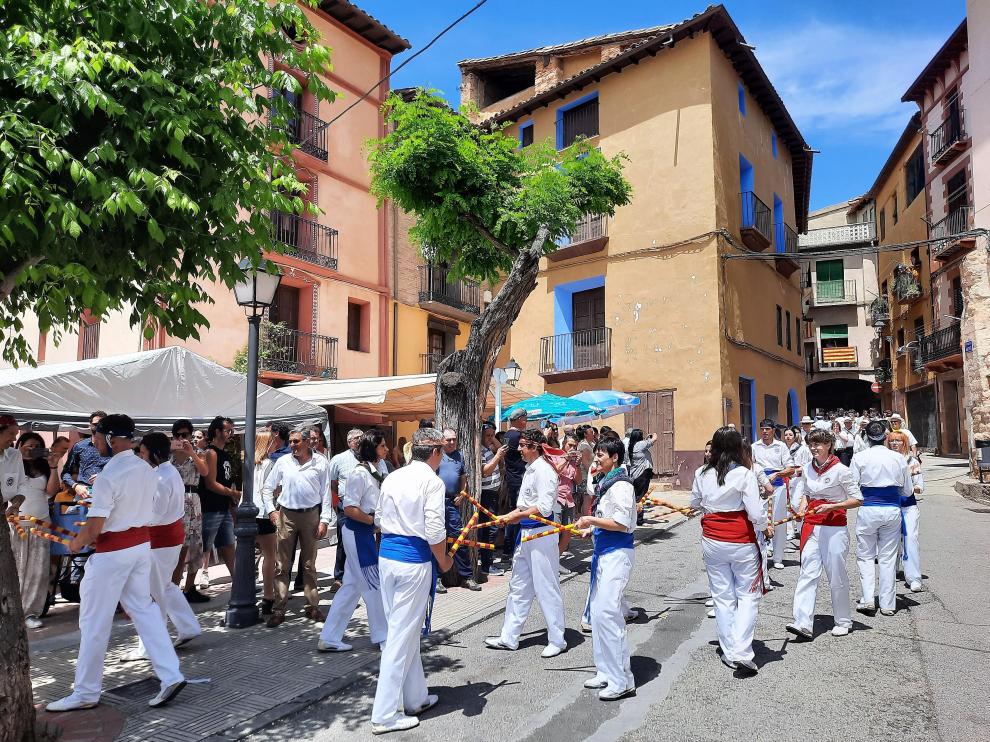 El 'ball dels palitrocs' ha sido interpretado en la plaza Mayor por 120 danzantes.