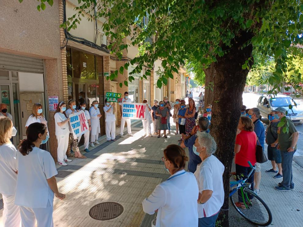 Concentración de este viernes a las puertas del centro de salud del Perpetuo Socorro de Huesca para pedir un nuevo ambulatorio.