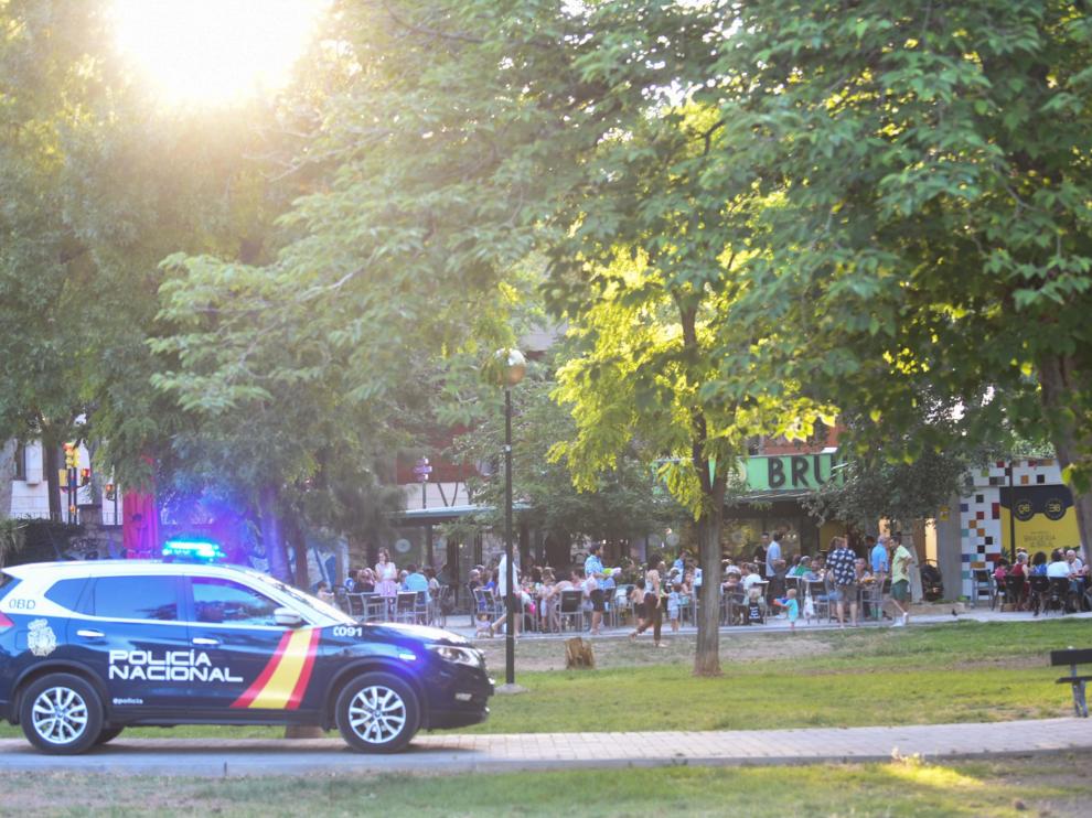 Una patrulla de la Policía Nacional, este viernes, junto a la terraza del parque Bruil donde se produjo la paliza al hostelero.