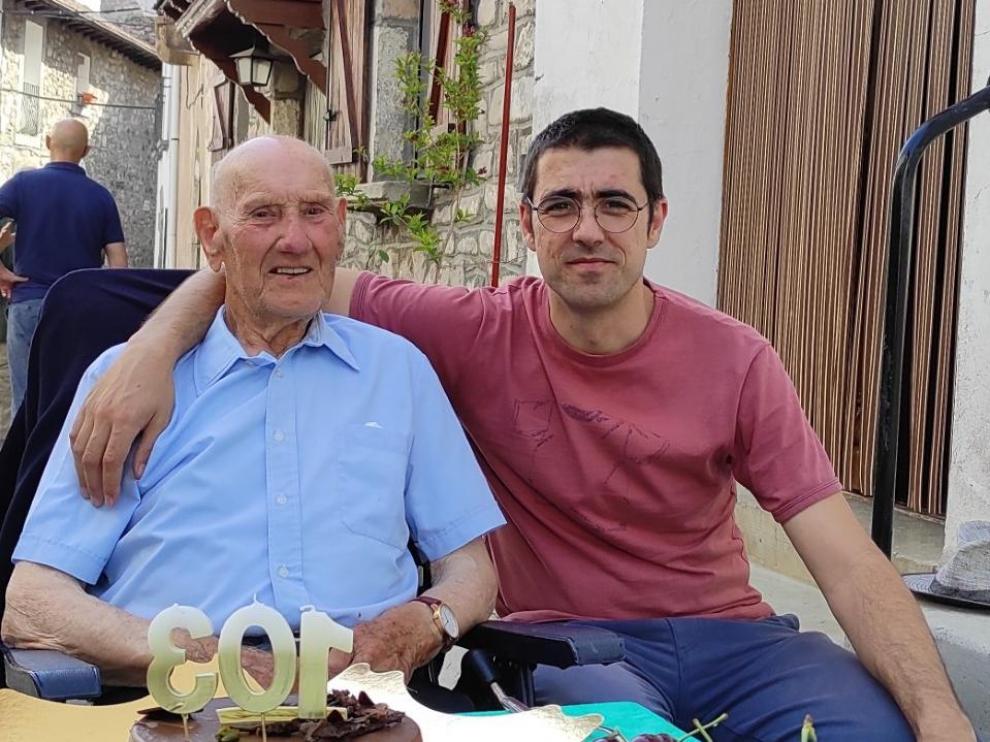 Martín Gutiérrez, en la visita a su abuelo en Hecho para celebrar con él su 103 cumpleaños.