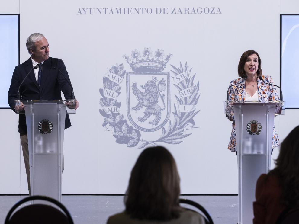 Jorge Azcón y Sara Fernández, este martes en el Ayuntamiento de Zaragoza.