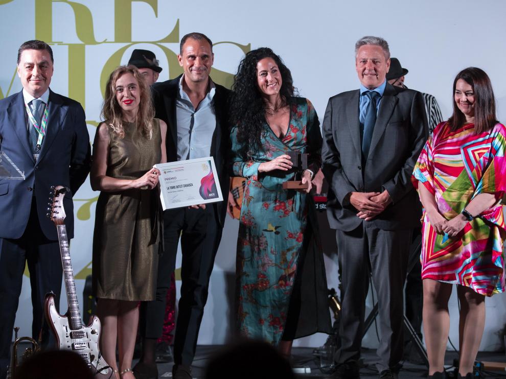 La Torre Outlet Zaragoza ha recibido su premio, a manos del director, Claudio Poltera, y una parte representativa del equipo de ROS Spain Management como empresa gestora del centro comercial.