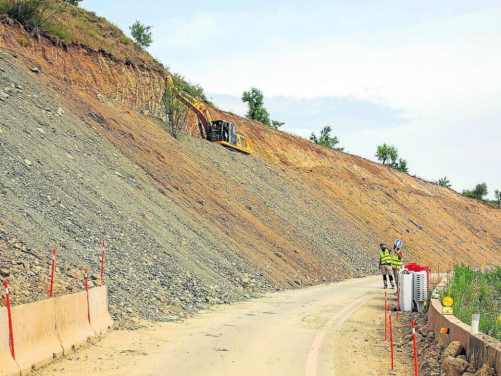 Zona de la carretera A-2302 afectada por las obras de estabilización de la ladera