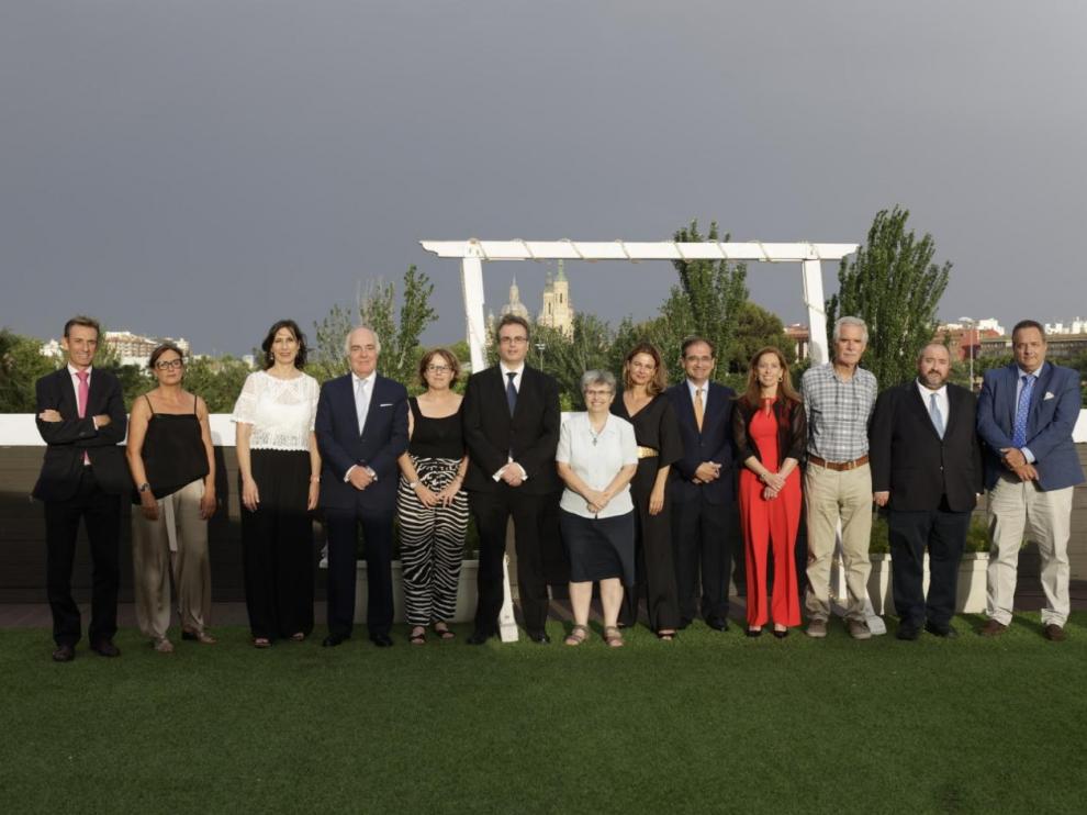 Los responsables de Ibercaja junto a los representantes de los nueve proyectos que recibieron la donación.