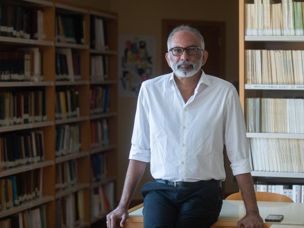 Pulickel Madhavapanicker Ajayan, durante su visita al Instituto de Carboquímica.