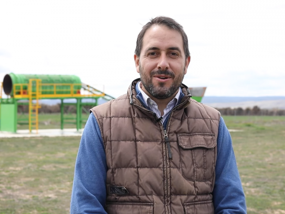 Alfonso López, socio junto con su hermano Raúl de AISP Lombricus, en las instalaciones de Torremocha del Jiloca (Teruel).