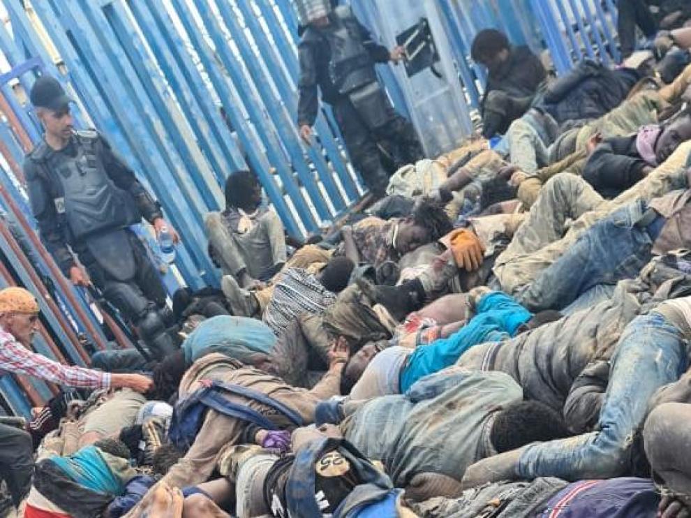 Cadáveres de varios de los inmigrantes fallecidos en el intento de salto de la valla de Melilla.