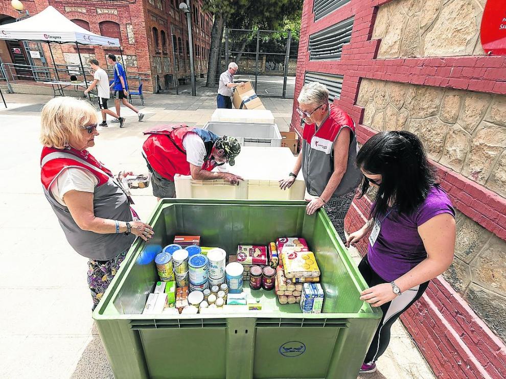 Voluntarios del centro Salvador Allende, este sábado en la recogida de alimentos.