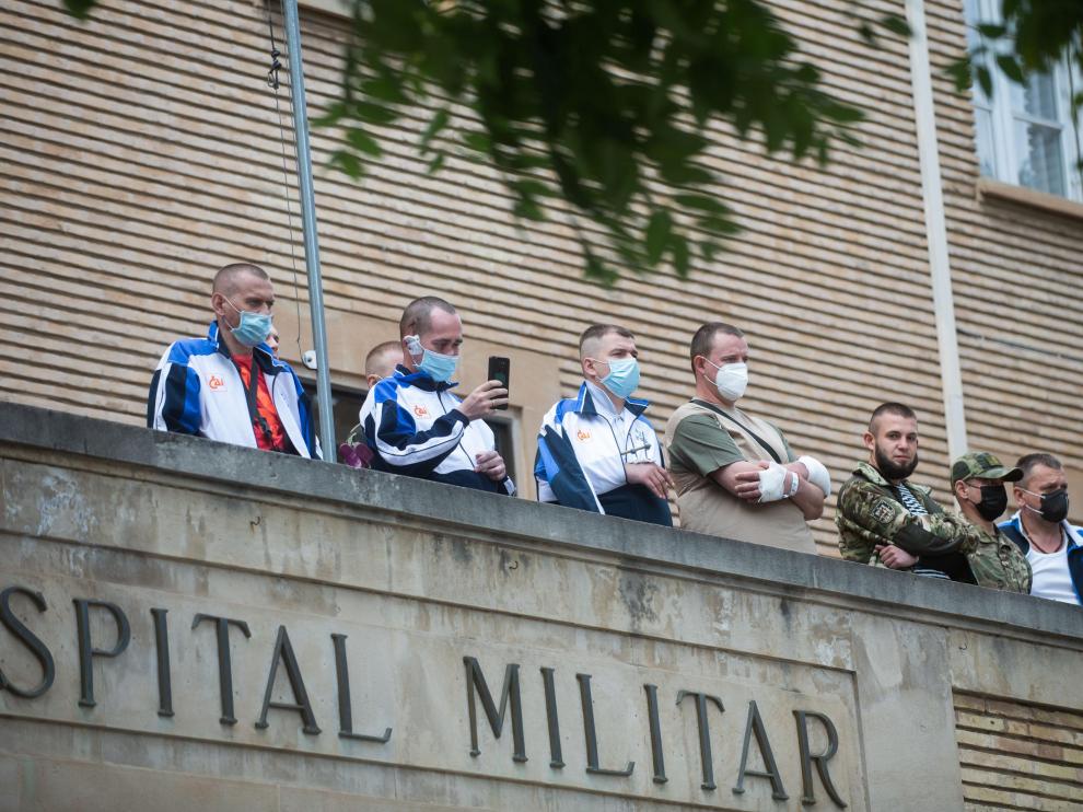 Heridos ucranianos de la guerra Ucrania-Rusia que están destinados en el Hospital Militar desde mayo asisten desde una terraza la celebración de la ptrona Perpetuo Socorro.