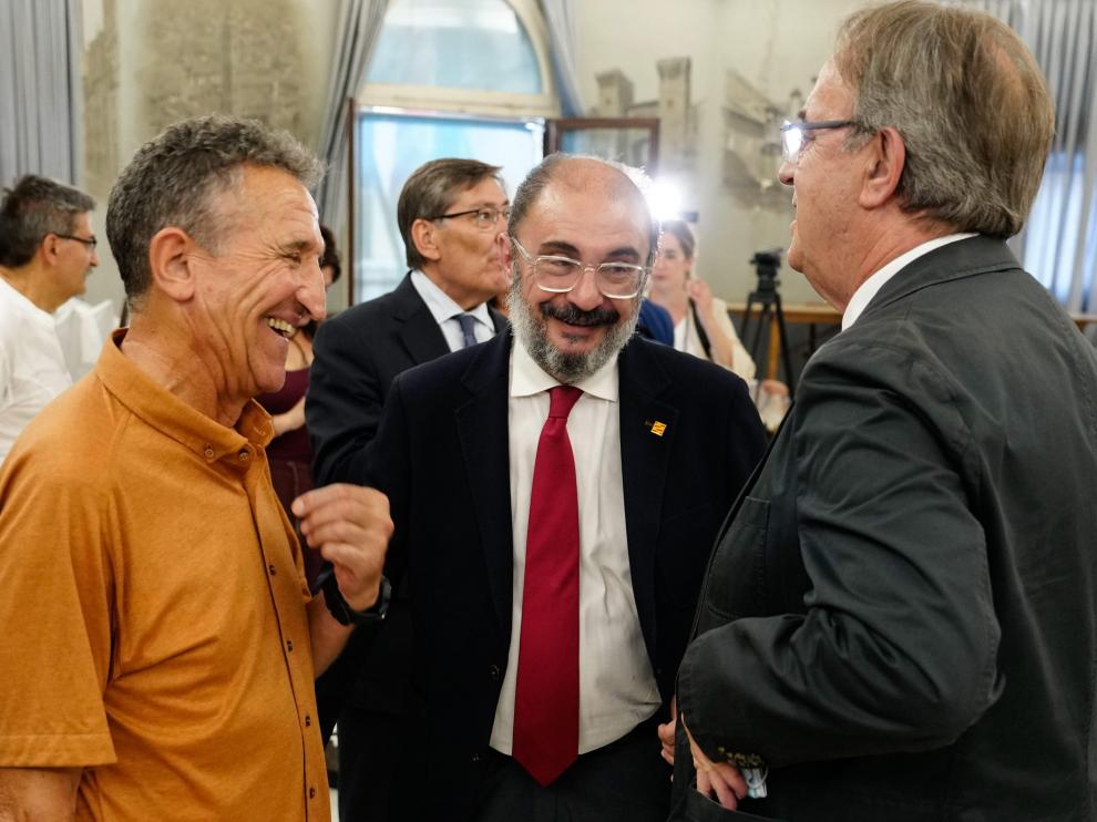 Javier Lambán habla con el presidente de la Casa de Aragón en Barcelona, Jesús Félez (i), y el Consejero de Hacienda de Aragón, Carlos Pérez Anadón (d), este lunes en su visita a Barcelona.