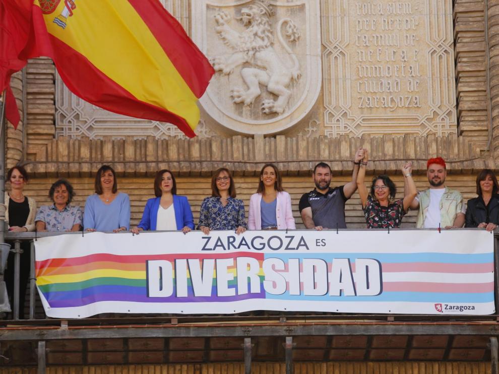 Colocación de la pancarta 'Zaragoza es diversidad' con motivo del Día del Orgullo