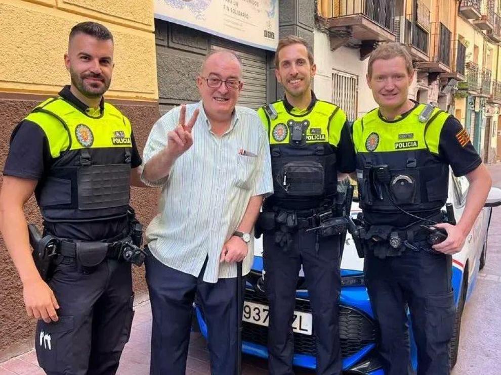Los agentes de la Policía Local de Zaragoza, con Alberto, el hombre a quien salvaron la vida tras sufrir un infarto.