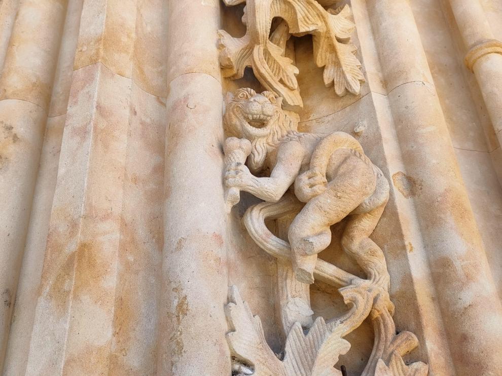 La escultura del diablo comiendo un helado de la catedral.