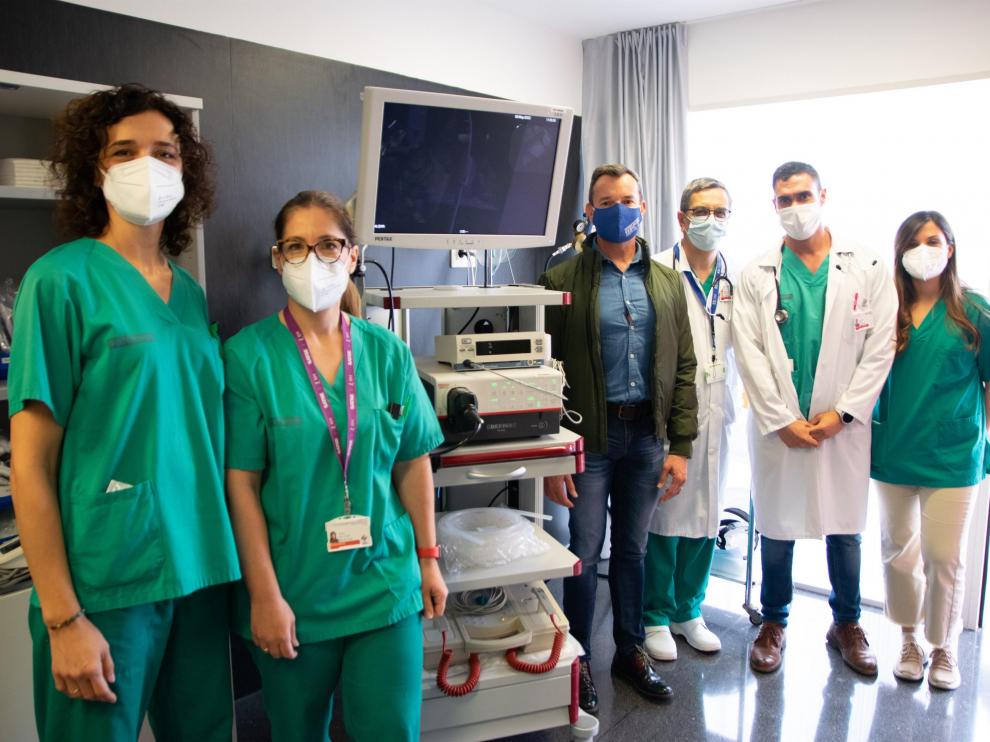 El profesor Bayo junto al equipo del doctor Baeza, en el Hospital General de Elche.