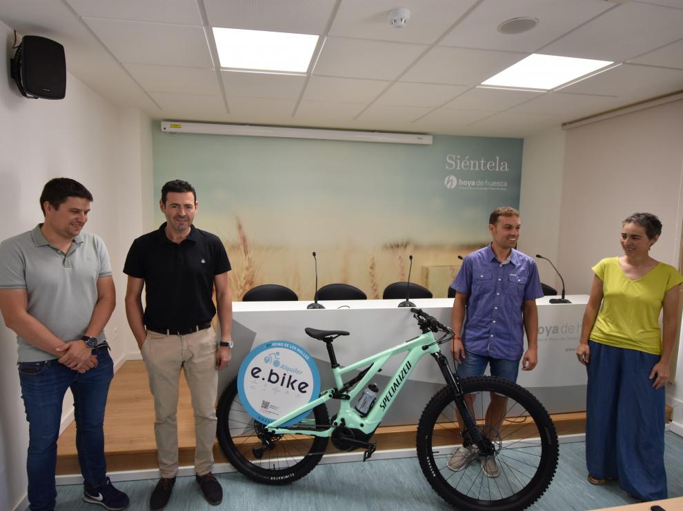 Representantes de Hozona y de los varios de los municipios participantes en el proyecto Ebike Reino de los Mallos.