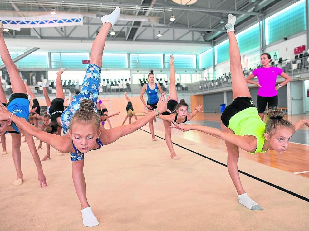 Gimnastas ucranianas siguen la clase que imparte Rizatdinova, a la derecha, en Utebo.