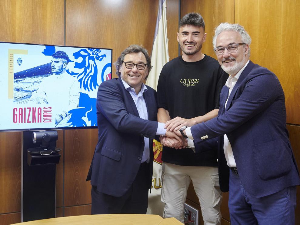 Firma de Gaizka Campos con Sanllehi y Torrecilla