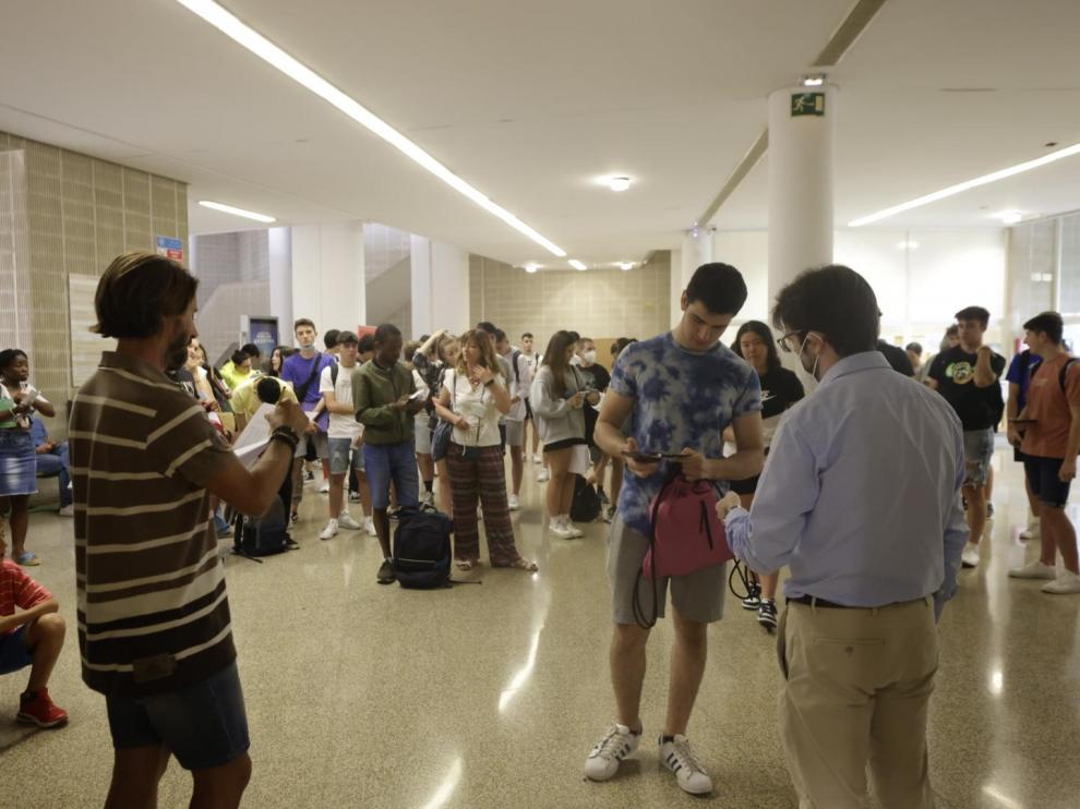 Varios jóvenes antes del inicio de una de las últimas pruebas de la Evau extraordinaria.
