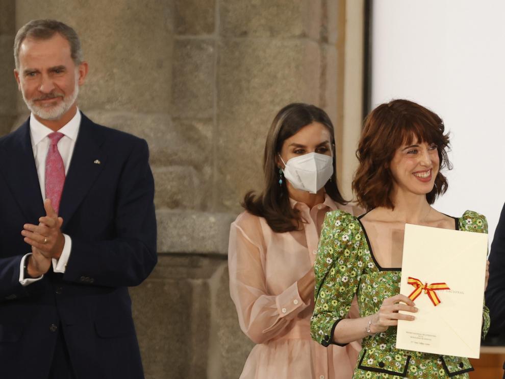 El rey Felipe VI (i), la reina Letizia (c), aplauden a la escritora Irene Vallejo (d), Premio Nacional de Ensayo, durante la entrega de los Premios Nacionales de Cultura 2020.