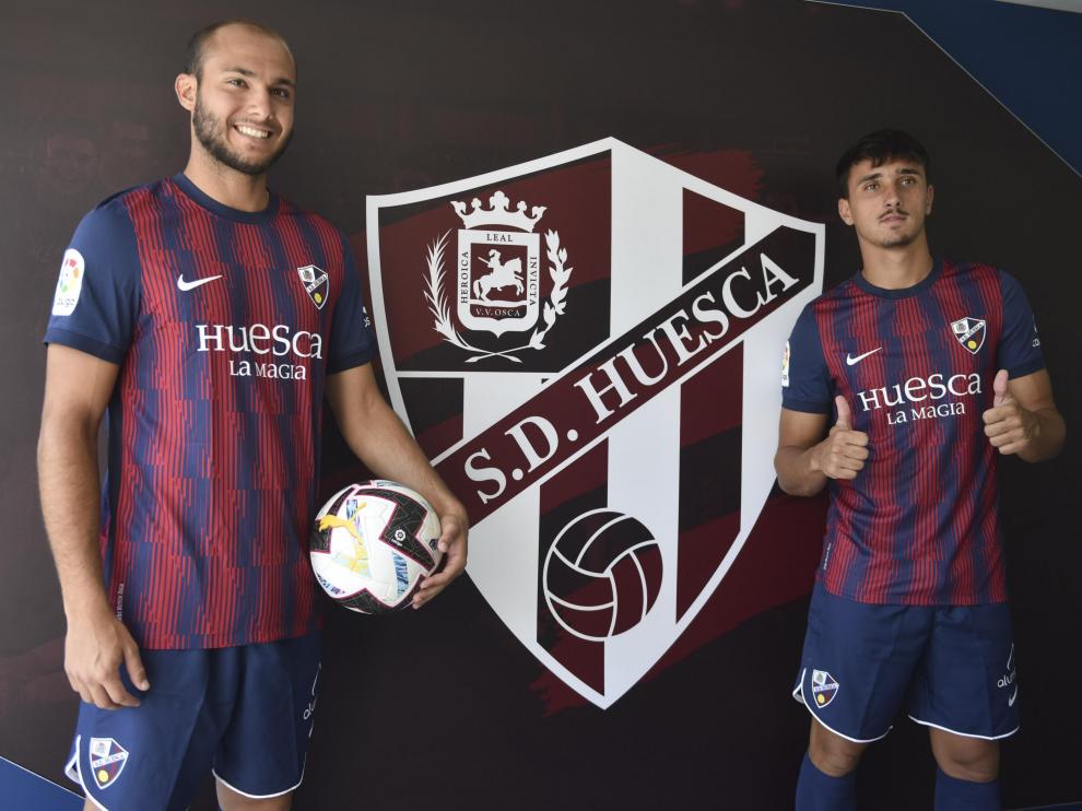 Jérémy Blasco e Ignasi Vilarrasa, junto al escudo de la SD Huesca.