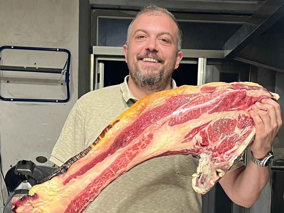 Eduardo Andrés, del restaurante Baviera de Jaca, con el chuletón de casi 14 kilos.