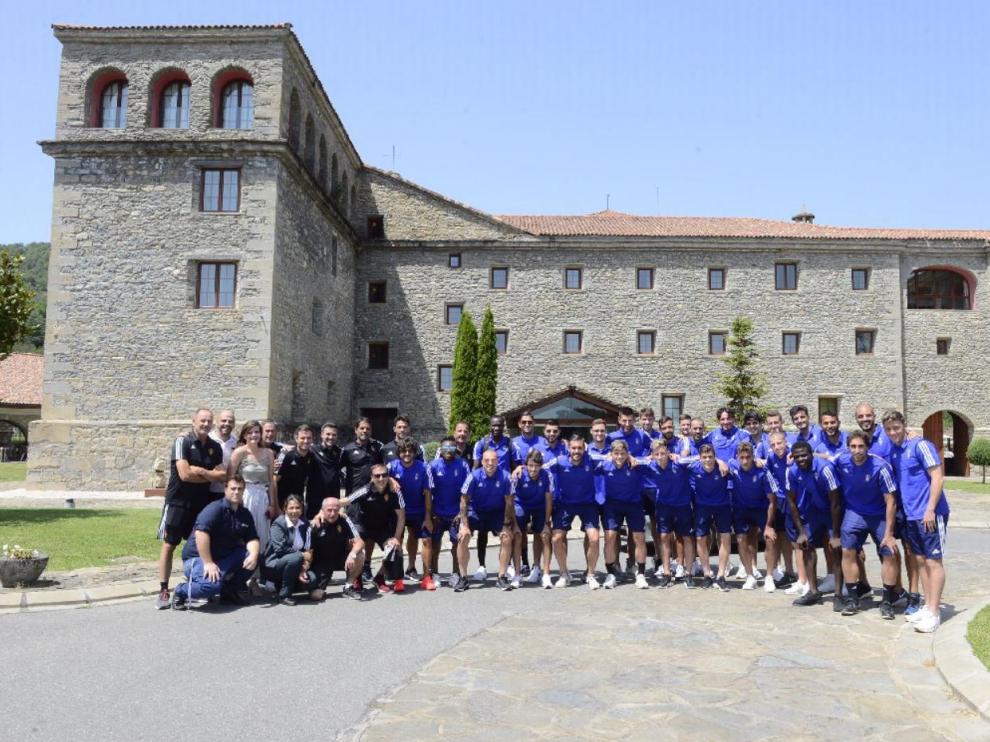 El equipo de 2019, con Víctor Fernández, en el día de su marcha del Hotel Barceló Monasterio de Boltaña, el 22 de julio. Es el último eslabón que se unirá hoy con la llegada de la plantilla de Carcedo tres años después.