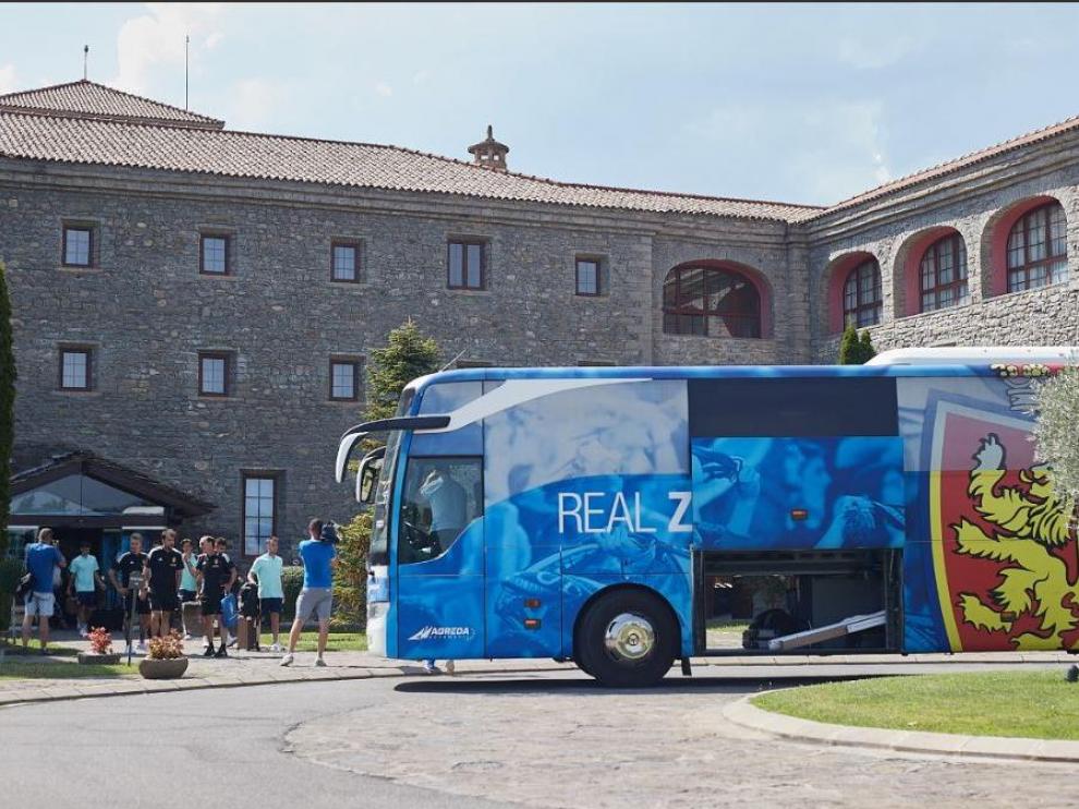 El autobús del Real Zaragoza recoge a la expedición en Boltaña para regresar en la tarde de este martes a Zaragoza.