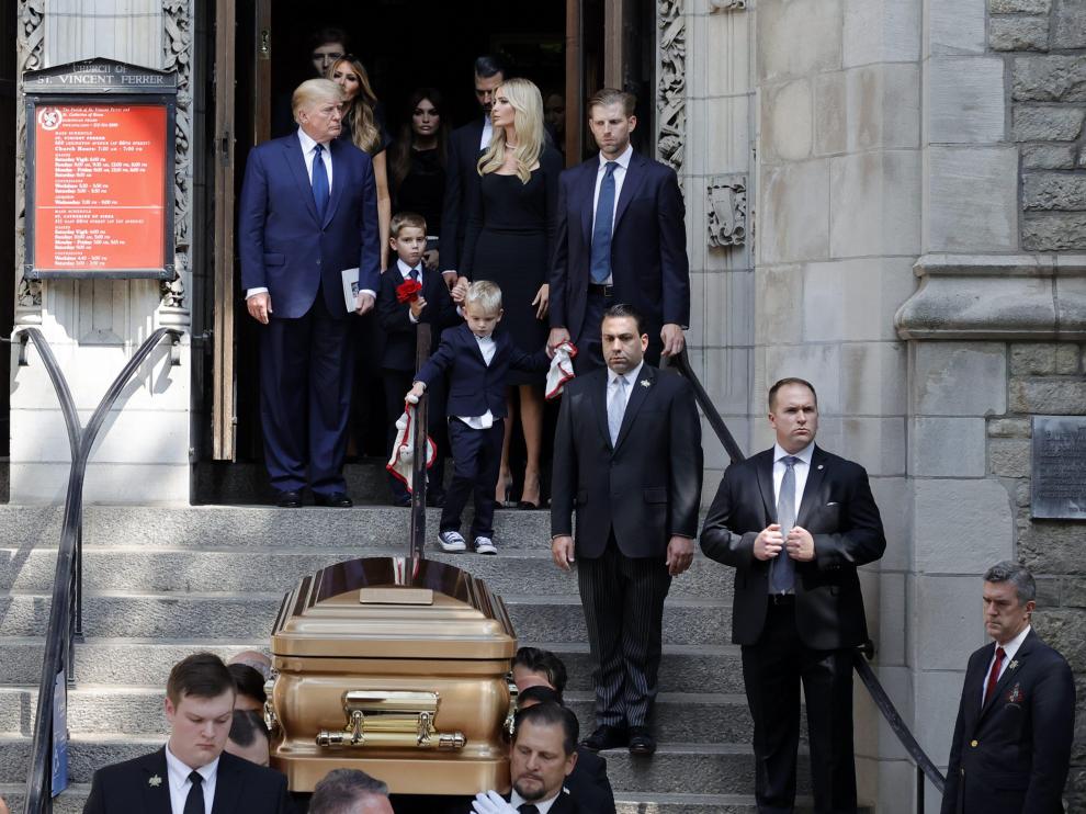 New York (United States), 20/07/2022.- Ivanka Trump kisses one her sons as they arrive to observe the coffin with the remains of Ivana Trump, first wife of former US President Donald Trump, as it enters St. Vincent Ferrer Roman Catholic Church in New York, New York, USA, 20 July 2022. (Estados Unidos, Nueva York) EFE/EPA/JASON SZENES USA PEOPLE IVANA TRUMP FUNERAL