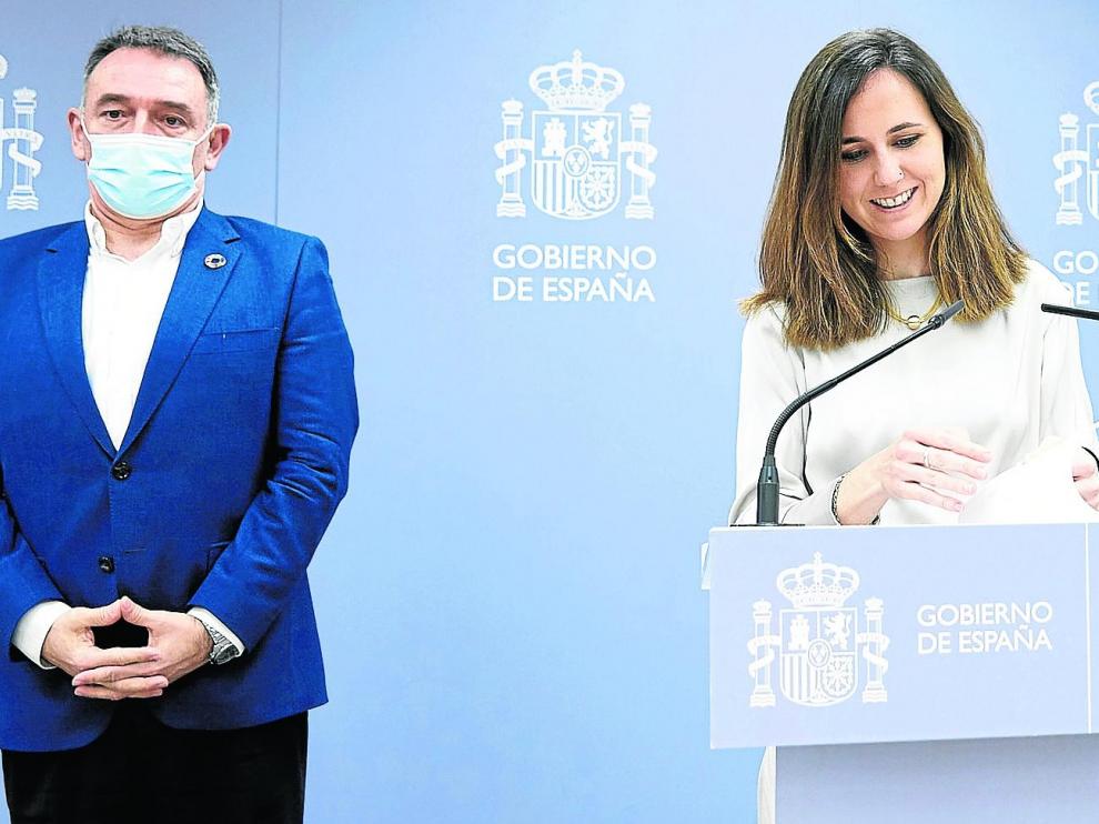 El líder del PCE, Enrique Santiago, y la ministra de Derechos Sociales, Ione Belarra.