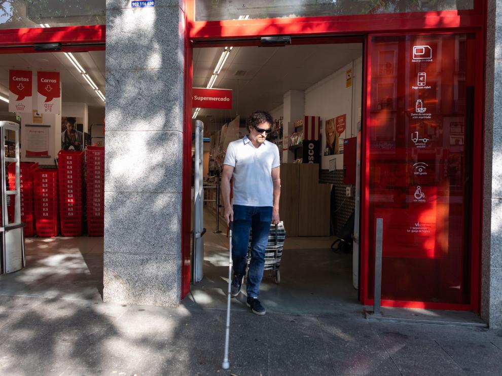 Jesús Ortega sale de hacer la compra en un supermercado, este viernes en Zaragoza.