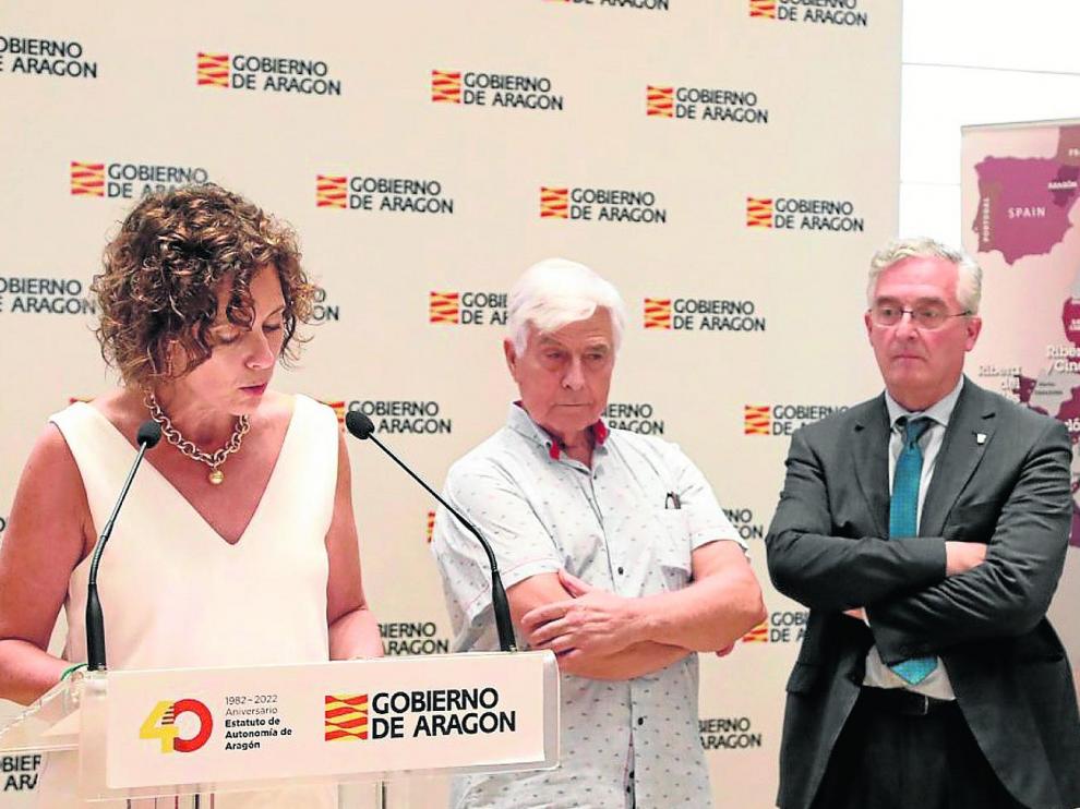 La presidenta de la asociación Vinos de la Tierra de Aragón, Paula Yago, el exconsejero Gonzalo Arguilé, y el actual titular de Agricultura de la DGA, Joaquín Olona.