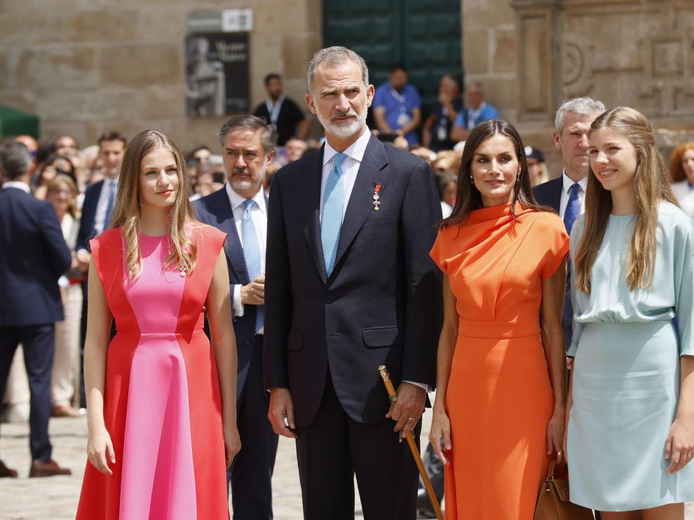 Los reyes, la princesa de Asturias y la infanta Sofía asisten a la ofrenda al apóstol Santiago.