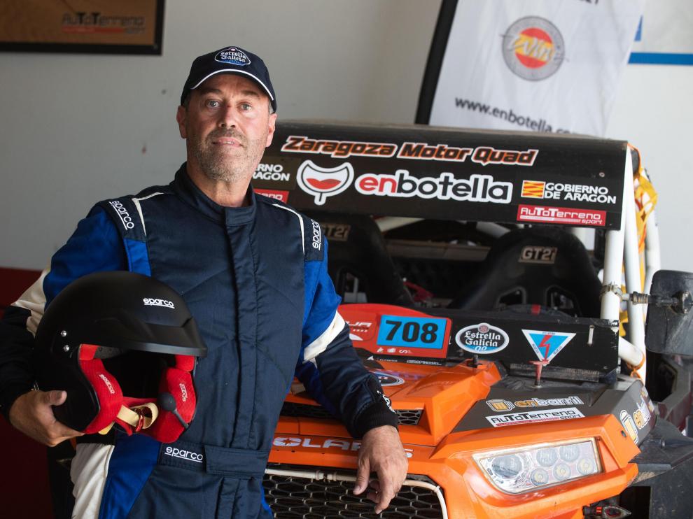 Carlos Valero, junto a su máquina.