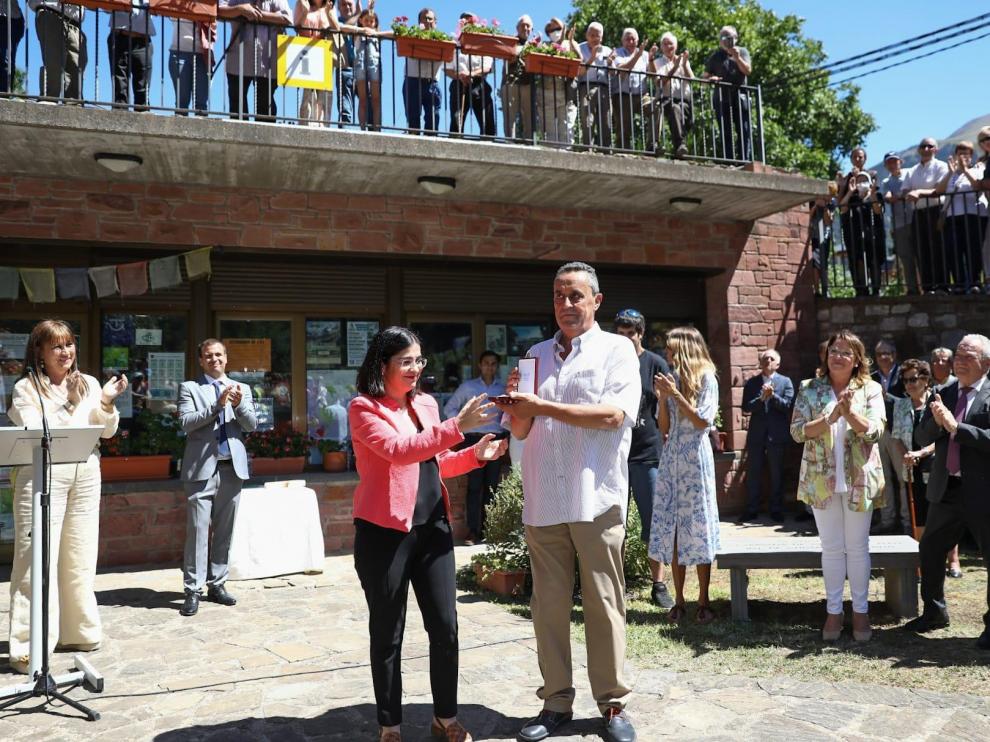 Carolina Darias y Guillermo Bernués delante de la Oficina de Turismo de Plan, donde se le ha hecho el homenaje.